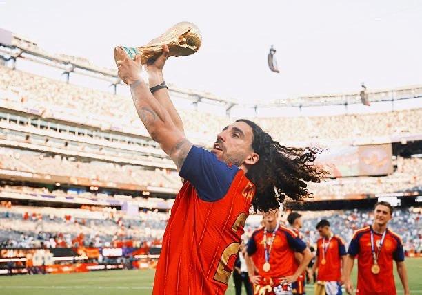 Marc Cucurella with the World Cup trophy after Spain's win, before his Cucurella tribute at the Bernabéu (photo: rfef.es via BernabeuDigital.com)
